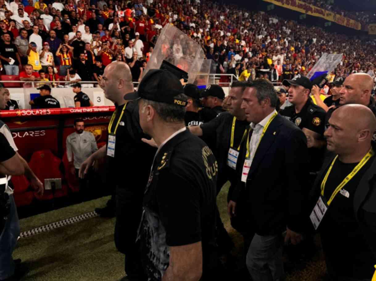 Fenerbahçe Başkanı Ali Koç'a Göztepe deplasmanında saldırı Fenerbahçe Başkanı Ali Koç'a Göztepe deplasmanında saldırı