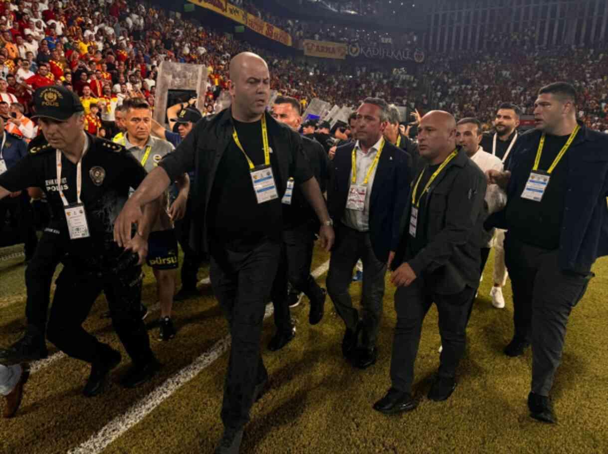 Fenerbahçe Başkanı Ali Koç'a Göztepe deplasmanında saldırı Fenerbahçe Başkanı Ali Koç'a Göztepe deplasmanında saldırı