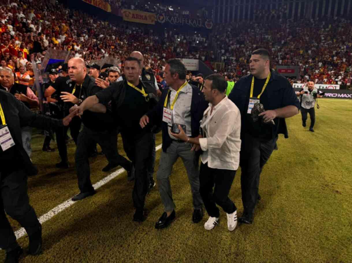 Fenerbahçe Başkanı Ali Koç'a Göztepe deplasmanında saldırı Fenerbahçe Başkanı Ali Koç'a Göztepe deplasmanında saldırı