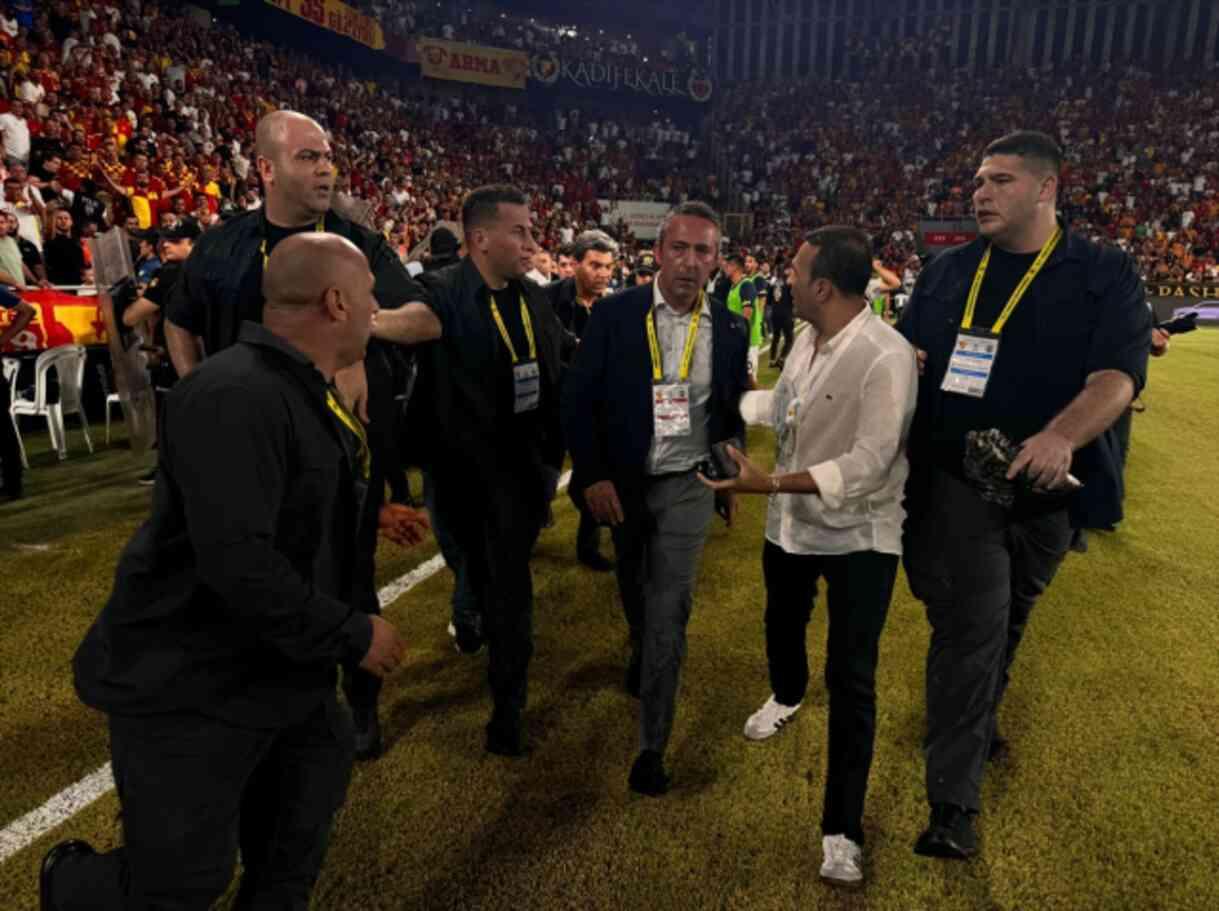 Fenerbahçe Başkanı Ali Koç'a Göztepe deplasmanında saldırı Fenerbahçe Başkanı Ali Koç'a Göztepe deplasmanında saldırı