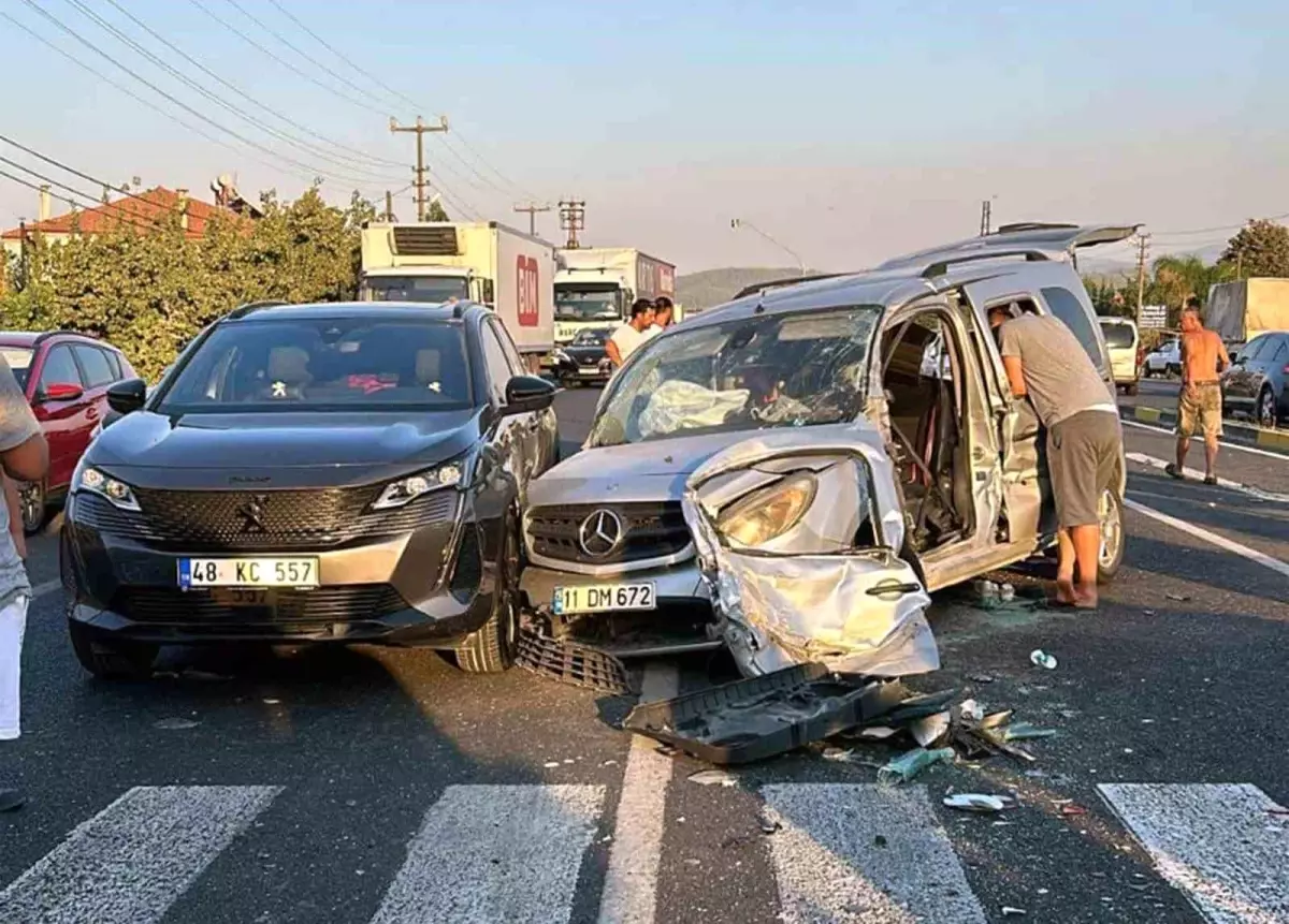 Gökova-Köyceğiz karayolunda zincirleme trafik kazası: 9 yaralı