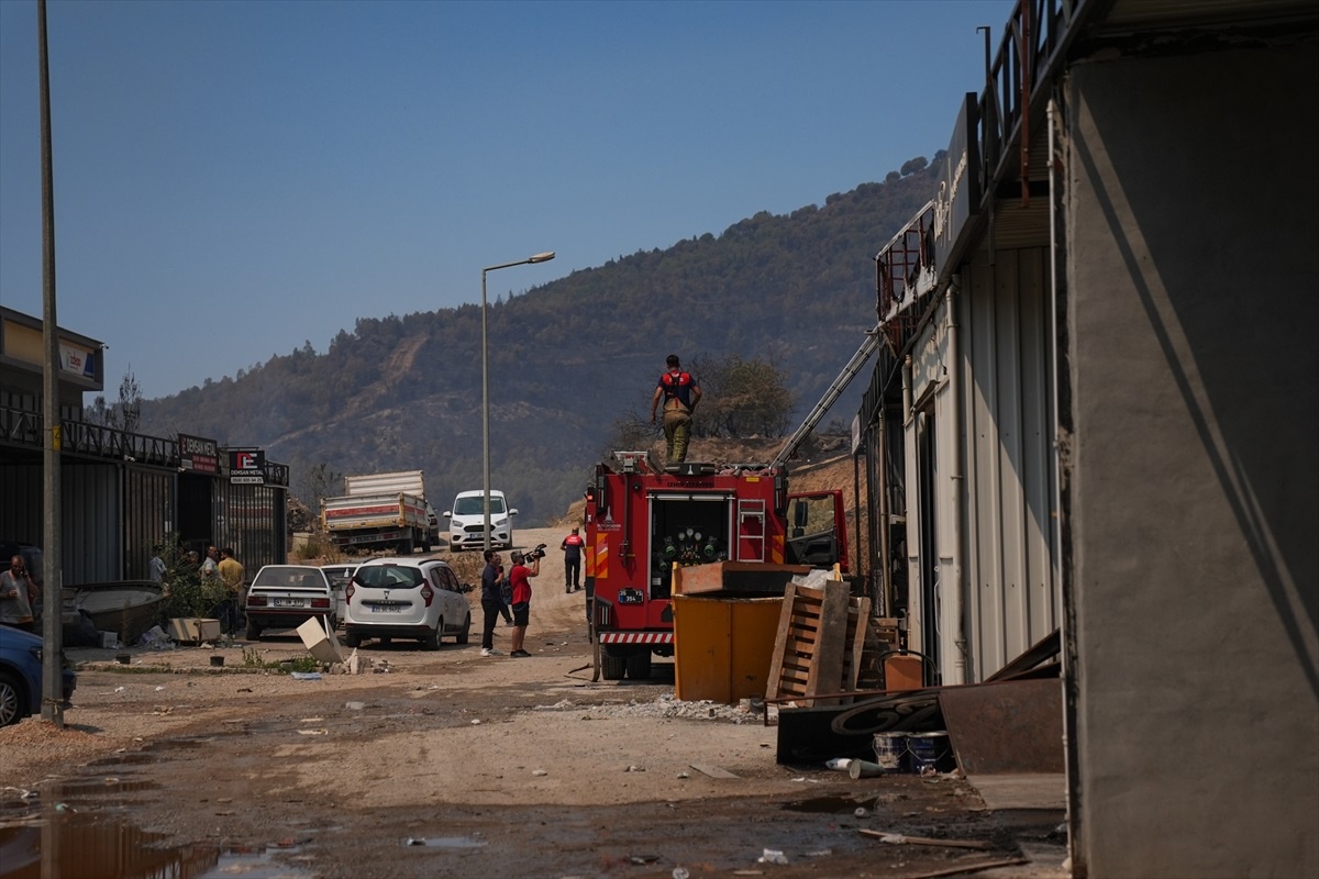 İzmir\'de Orman Yangınında Ev ve İş Yerleri Yanan Vatandaşlar Yaralarını Sarmaya Çalışıyor