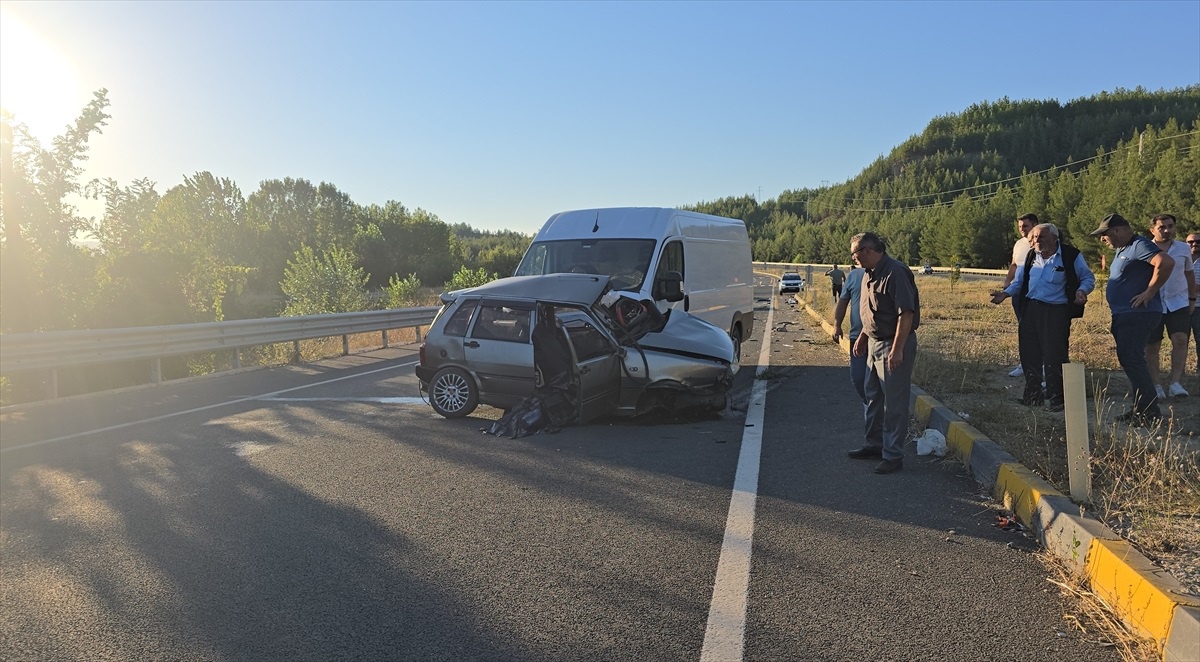 Safranbolu\'da Panelvanla Otomobil Çarpışması: 1 Ölü, 1 Yaralı