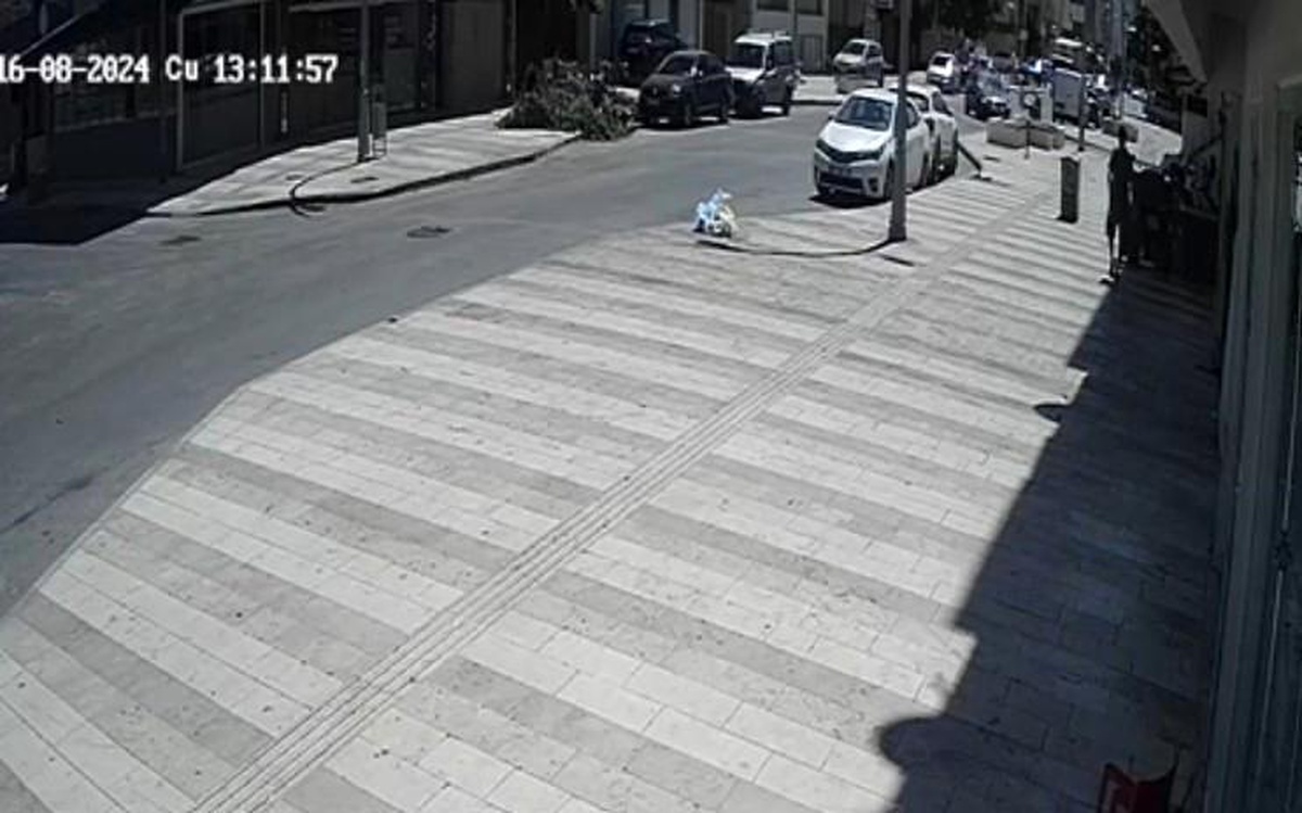 Antalya\'da motosiklet otomobilin altına girdi