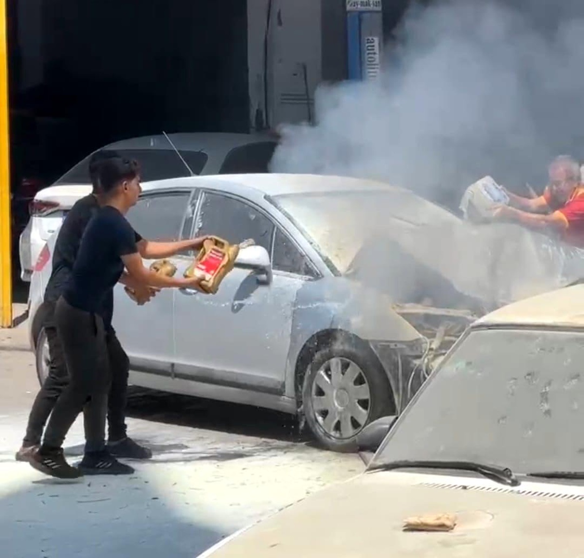 Antalya\'da kaza sonrası otomobil yangını vatandaşlar tarafından söndürüldü