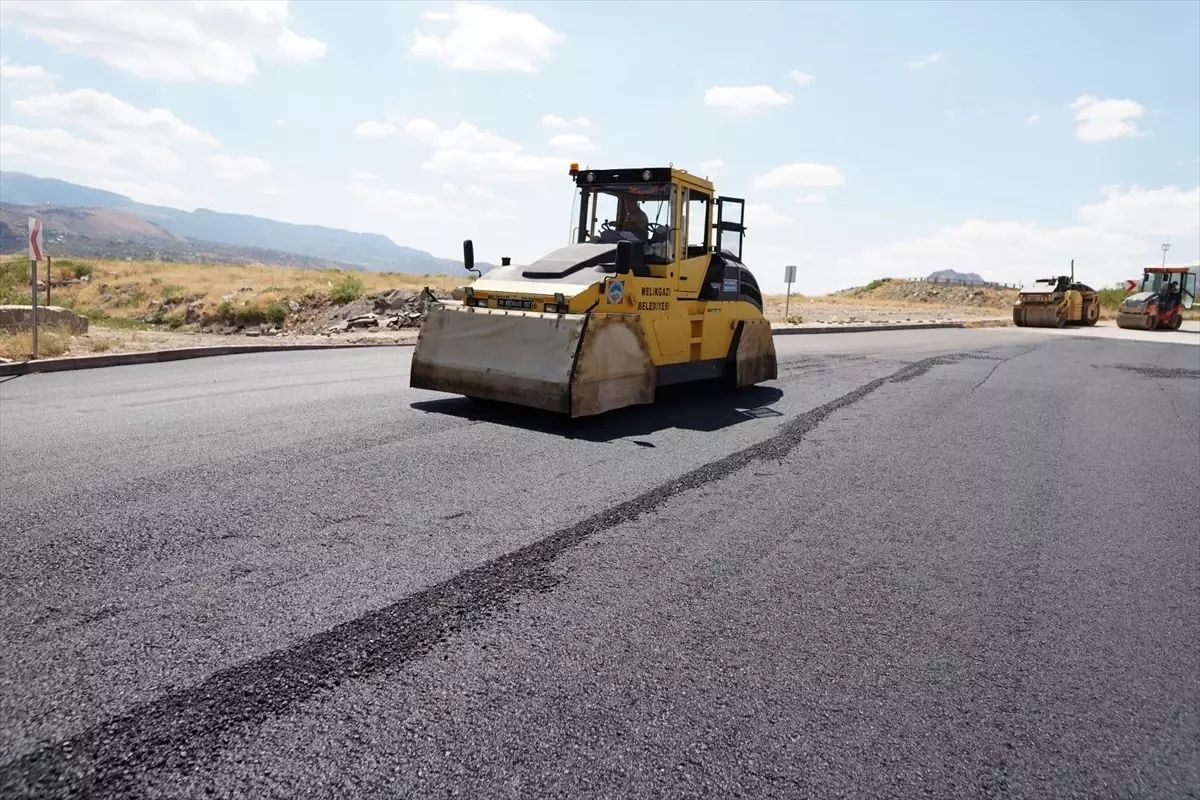 Melikgazi Belediyesi Selçuklu Mahallesi\'nde 3 cadde ve 2 sokağı asfaltladı