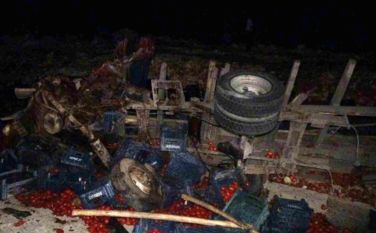 Mersin Erdemli\'de Domates Yüklü Kamyonun Karıştığı Kazada Bir Kişi Hayatını Kaybetti