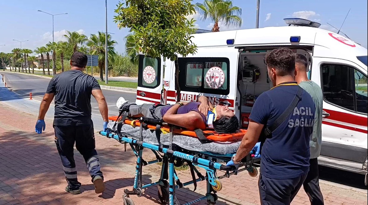 Antalya\'da motosiklet otobüse çarptı: 1 yaralı