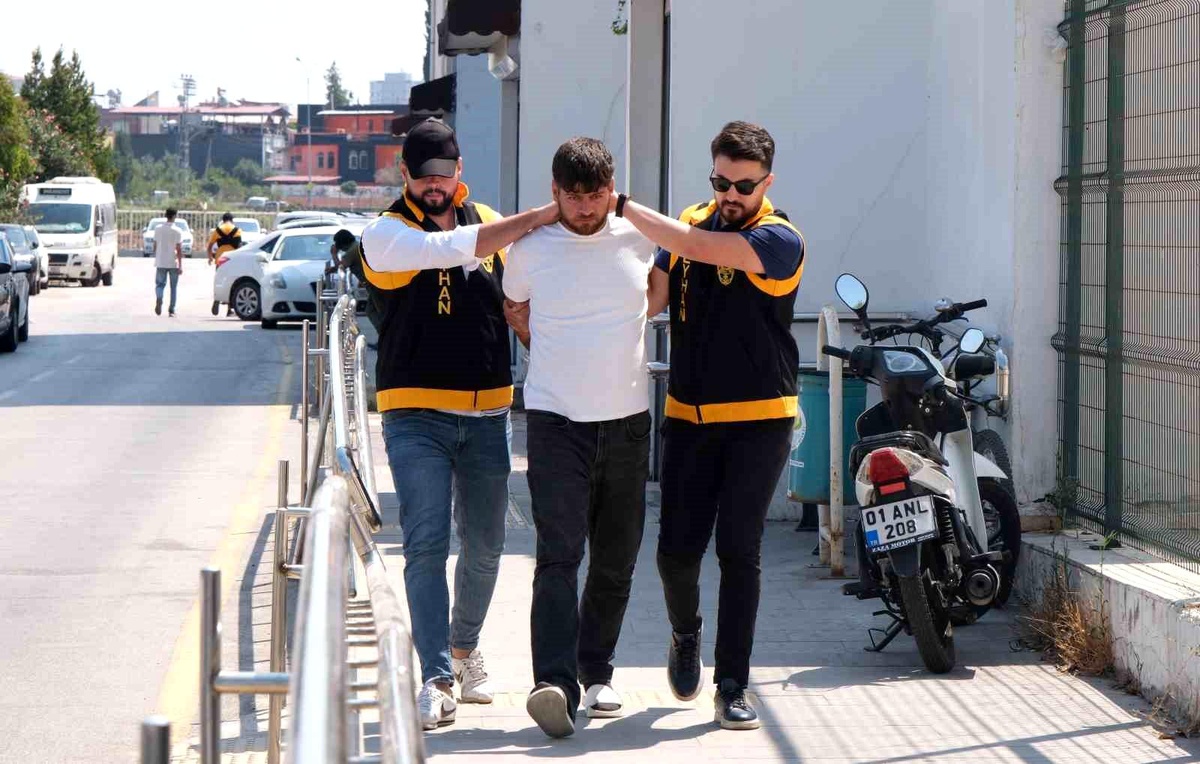 Adana\'da operasyona gelen şüpheli komşu evlerin damlarına atlayarak kaçmaya çalıştı