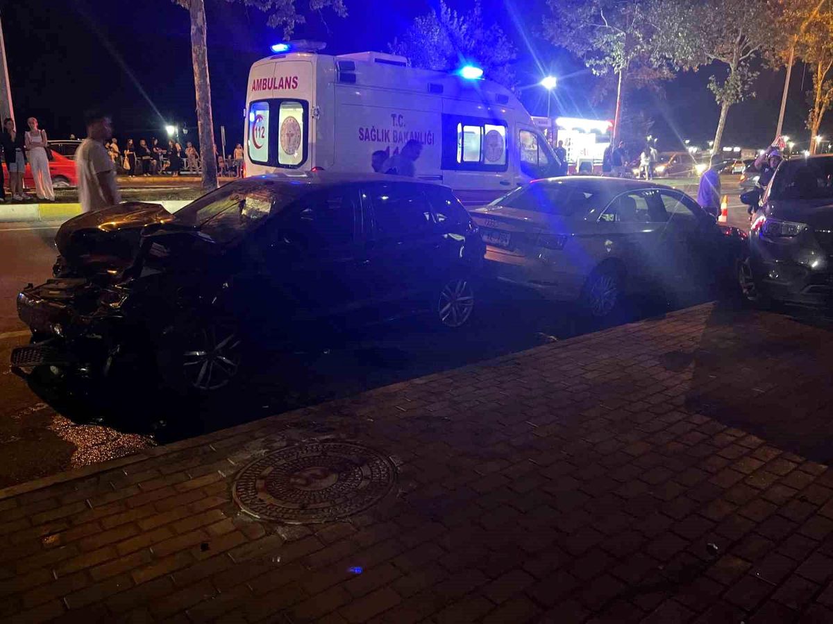 Tekirdağ\'da Park Halindeki Araçlara Çarpan Sürücü Yaralandı
