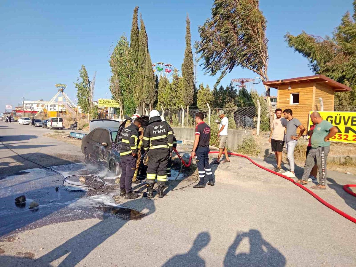 Antakya\'da park halindeki otomobil yanmaya başladı