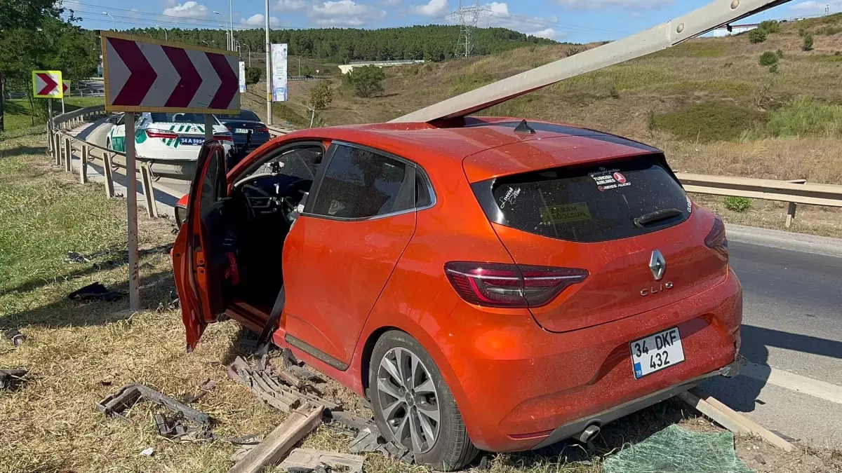 Pendik-Sabiha Gökçen bağlantı yolu üzerinde kaza: Sürücü ve yolcu yaralandı