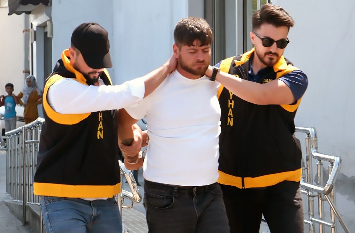 Adana\'da Operasyon: Silah, Uyuşturucu ve Çelik Yelek Ele Geçirildi
