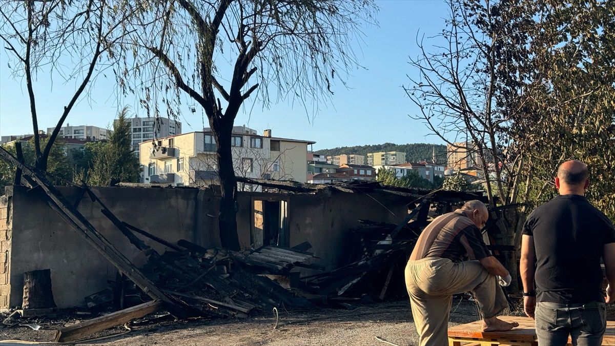 Sancaktepe\'de depoda çıkan yangın söndürüldü