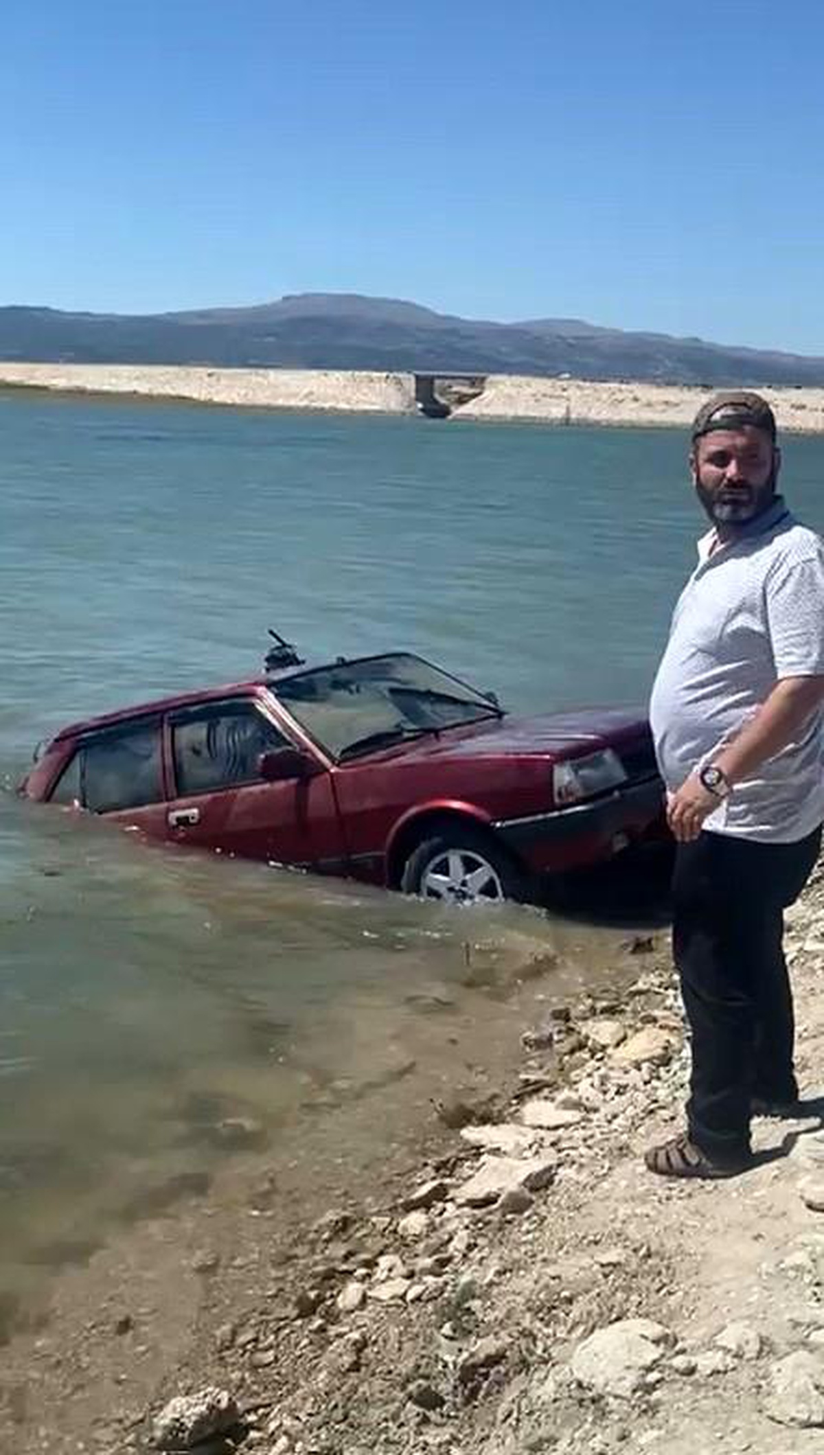 Afyonkarahisar\'da Balık Tutarken Otomobil Baraj Gölüne Uçtu