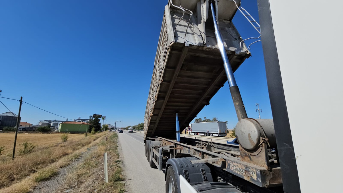 TIR\'ın açık dorsesi Elektronik Denetleme Sistemi\'ne çarptı