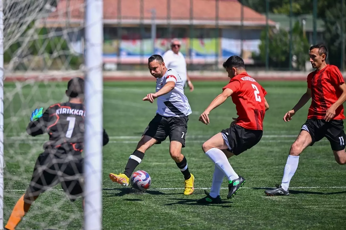 Bornova Hasan Tahsin İş Okulu Gençlik ve Spor Kulübü Türkiye Özel Sporcular Futbol Şampiyonası\'nda birinci oldu