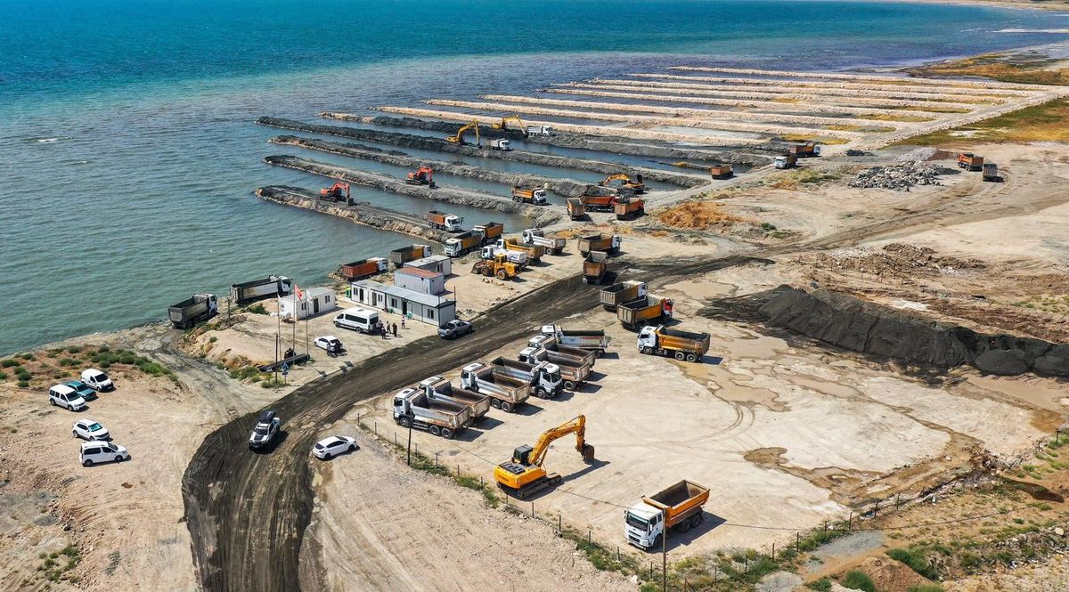 Van Gölü\'nden 1 milyon 950 bin metreküp dip çamuru çıkarıldı