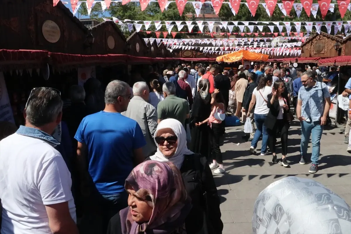 Yozgat\'ta İşyurtları Ürün ve El Sanatları Fuarı Açıldı