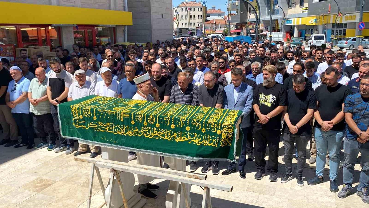 Konya\'da apartman inşaatında hayatını kaybeden genç son yolculuğuna uğurlandı
