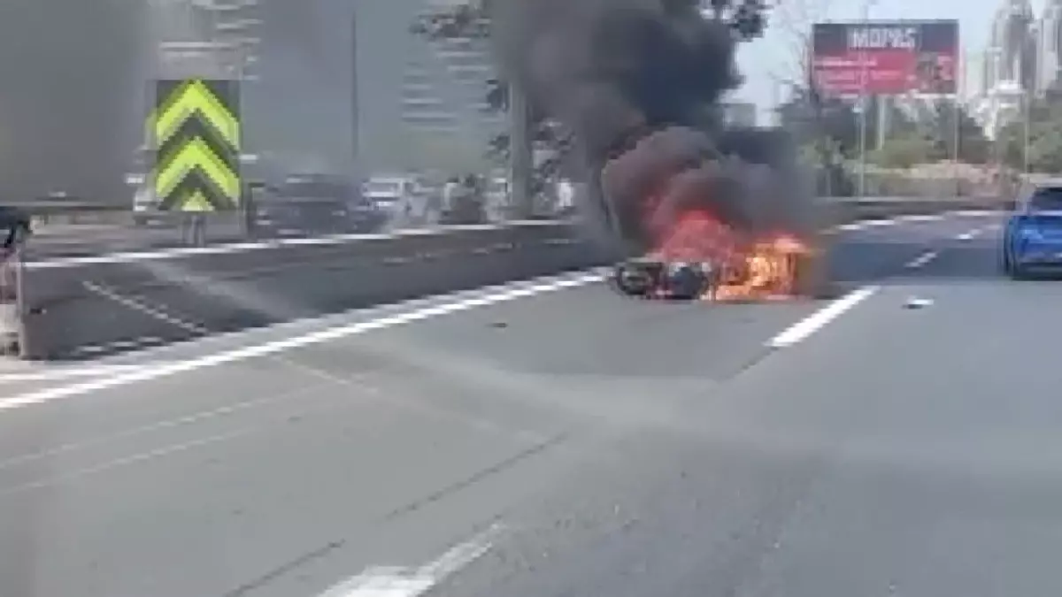 TEM Otoyolu\'nda motosiklet kazası: Motosiklet alev alev yandı