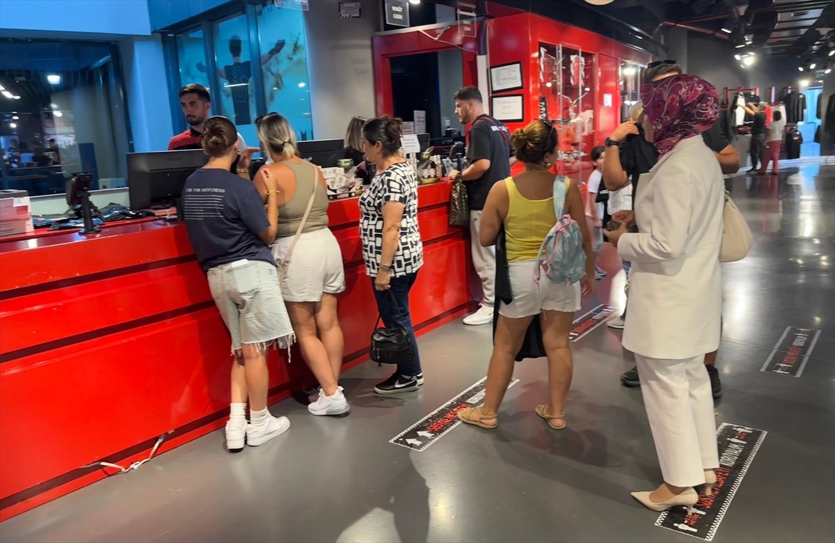 Aile ve Sosyal Hizmetler Bakanı Beşiktaş\'ın mağazasını ziyaret etti