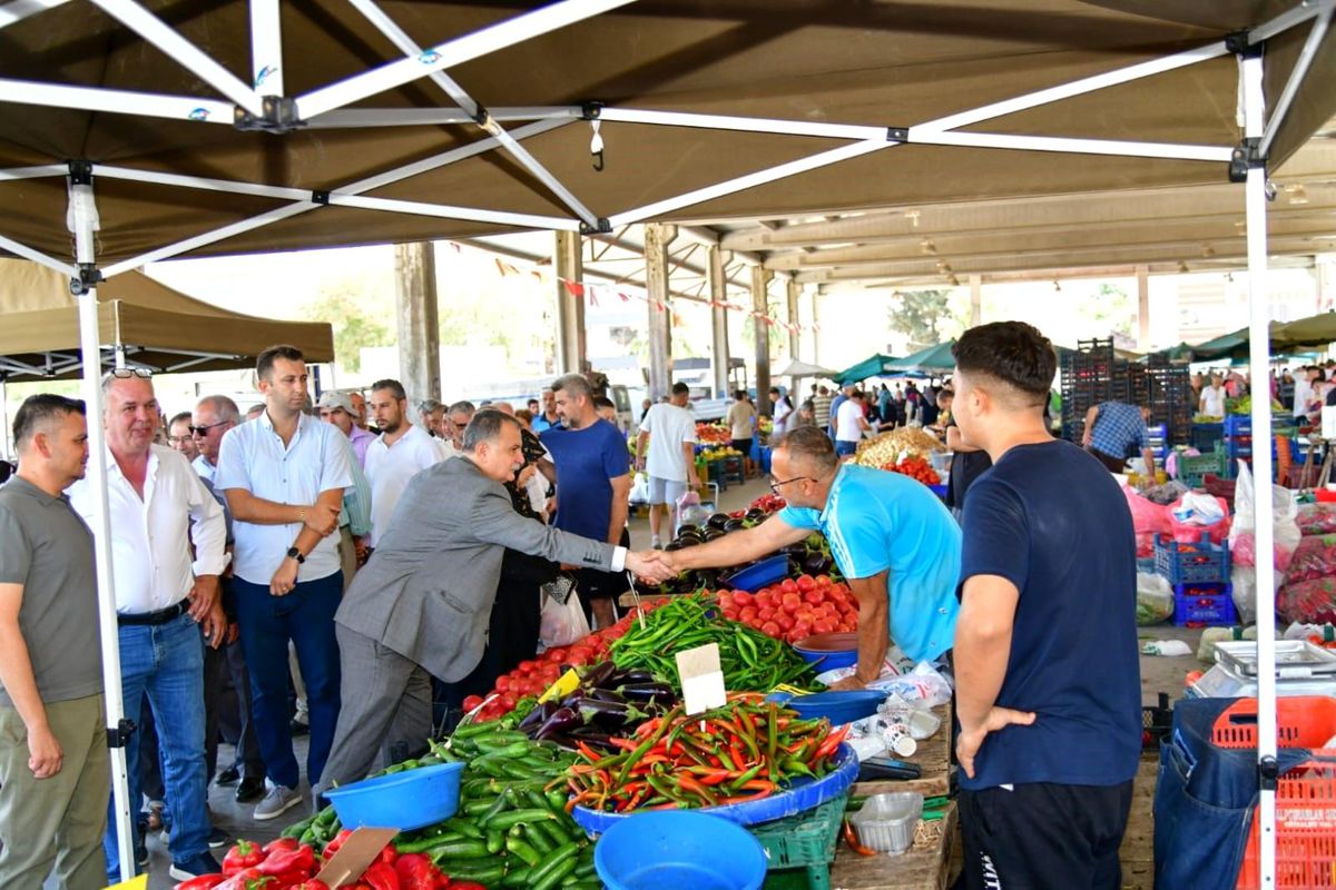Yunusemre Belediye Başkanı Semih Balaban, Muradiye Pazaryeri\'nde esnaf ziyaretinde bulundu