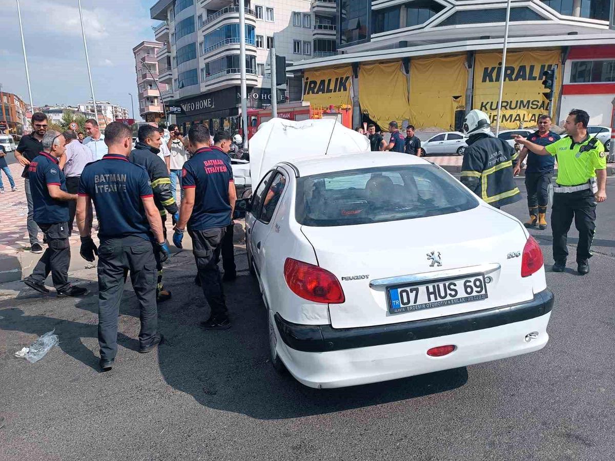 Batman\'da iki otomobilin çarpıştığı kazada 5 kişi yaralandı