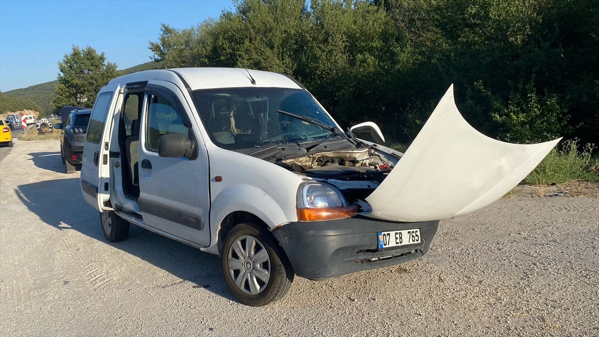 Bilecik\'te Ticari Araçla Otomobil Çarpışması: 5 Yaralı