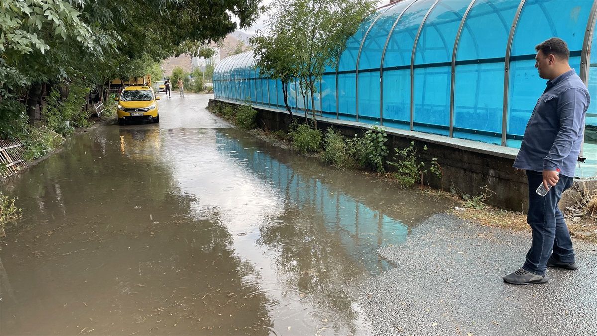 Bitlis\'te sağanak nedeniyle yollarda su birikintileri oluştu