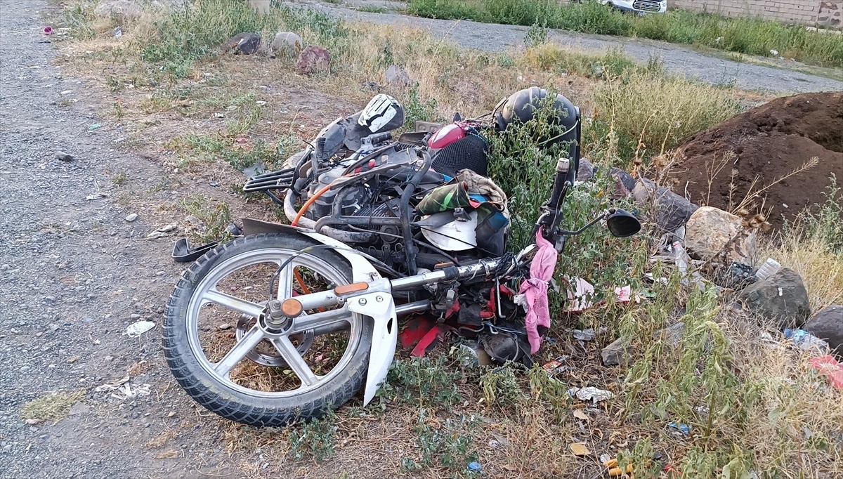 Kağızman\'da motosiklet ile kamyonetin çarpışması sonucu bir kişi ağır yaralandı
