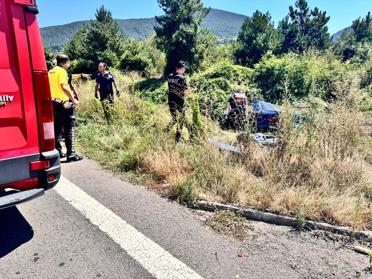 Anadolu Otoyolu\'nda Otomobil Şarampole Devrildi: 1 Ölü, 1 Yaralı