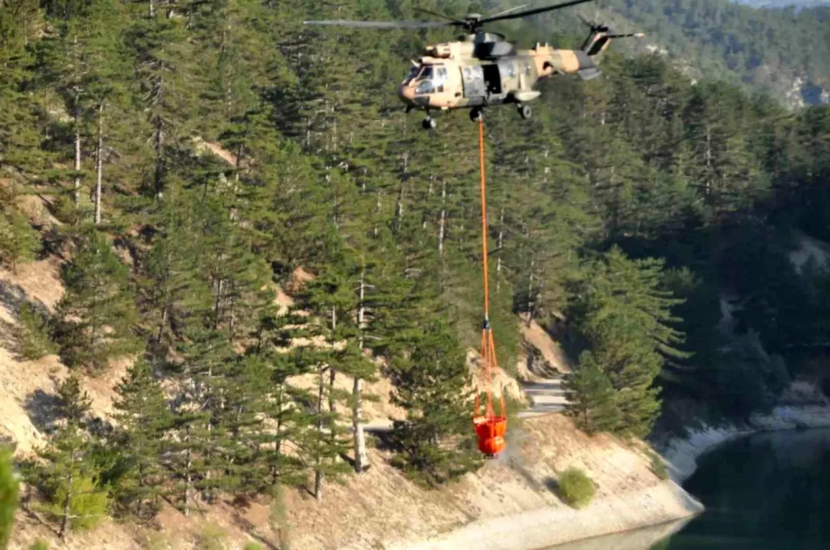 Bolu\'da 72 Saatte Kontrol Altına Alınan Orman Yangınına Helikopterlerden Destek