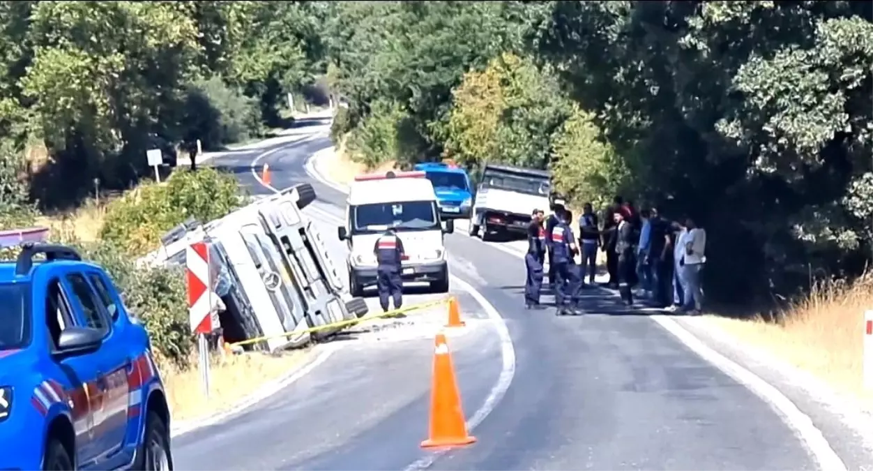 Kütahya\'da Yol Yapım Şirketine Ait Kamyonun Devrilmesi Sonucu Sürücü Hayatını Kaybetti