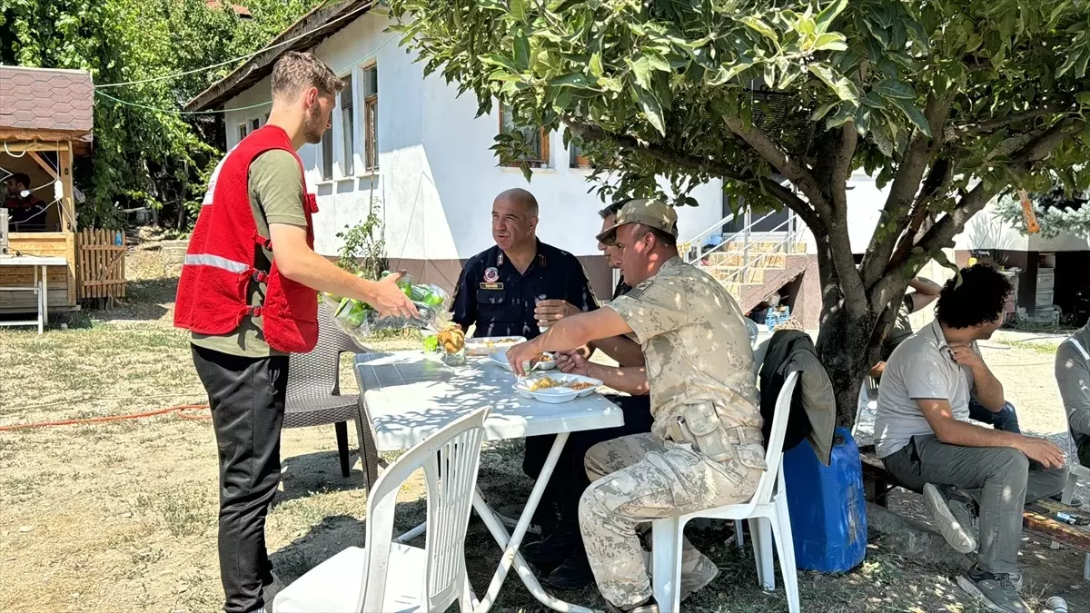 Üniversite Öğrencileri Türk Kızılay\'a Destek Veriyor