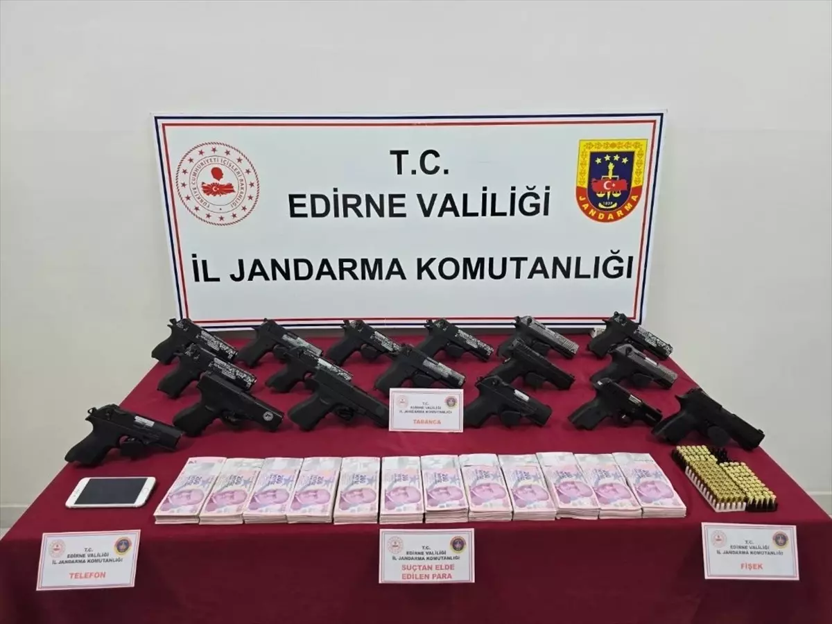 Edirne\'de kaçakçılık operasyonunda 17 ruhsatsız tabanca ele geçirildi, 1 şüpheli gözaltına alındı