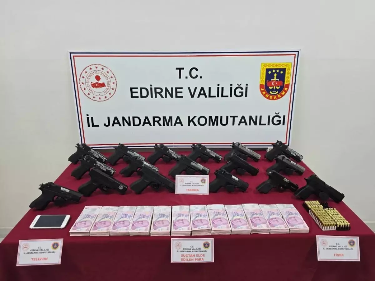 İpsala\'da Yasa Dışı Silah Ticaretine Operasyon: 17 Tabanca ve 136 Mermi Ele Geçirildi