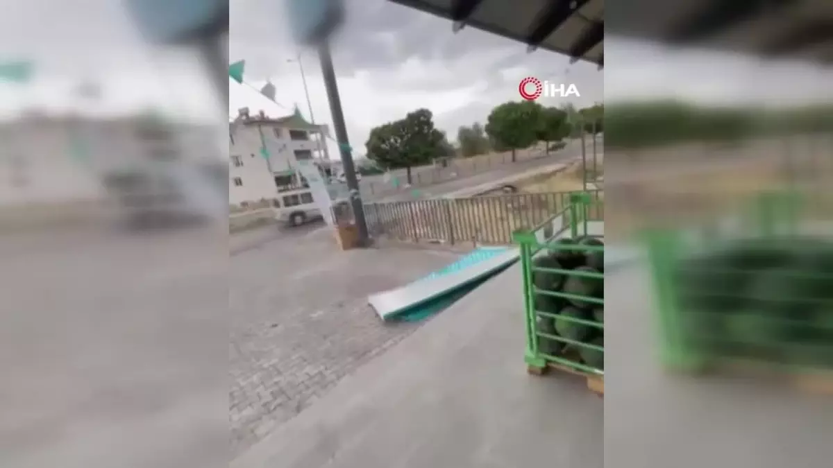Elazığ\'da şiddetli fırtına iş yerlerinin tabelalarını uçurdu