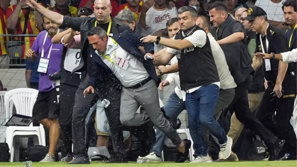 Fenerbahçe Başkanı Ali Koç\'a Göztepe deplasmanında saldırı