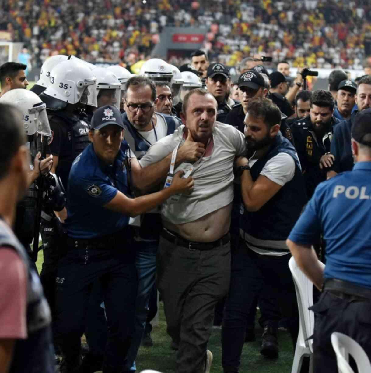 Fenerbahçe Başkanı Ali Koç'a Göztepe deplasmanında saldırı Fenerbahçe Başkanı Ali Koç'a Göztepe deplasmanında saldırı