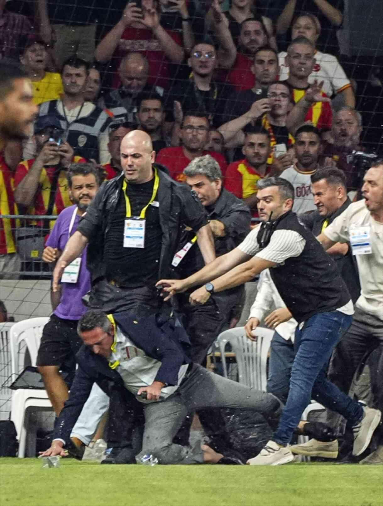Fenerbahçe Başkanı Ali Koç'a Göztepe deplasmanında saldırı Fenerbahçe Başkanı Ali Koç'a Göztepe deplasmanında saldırı