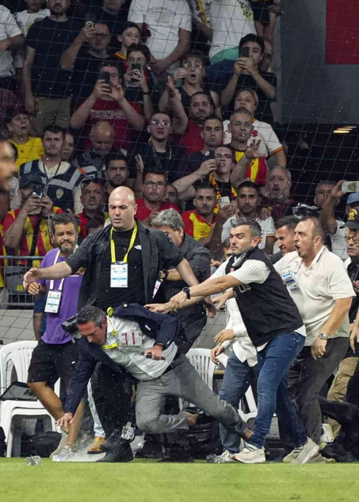 Fenerbahçe Başkanı Ali Koç'a Göztepe deplasmanında saldırı Fenerbahçe Başkanı Ali Koç'a Göztepe deplasmanında saldırı