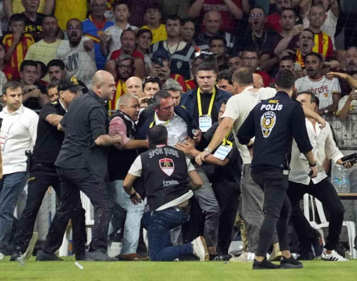 Fenerbahçe Başkanı Ali Koç'a Göztepe deplasmanında saldırı Fenerbahçe Başkanı Ali Koç'a Göztepe deplasmanında saldırı