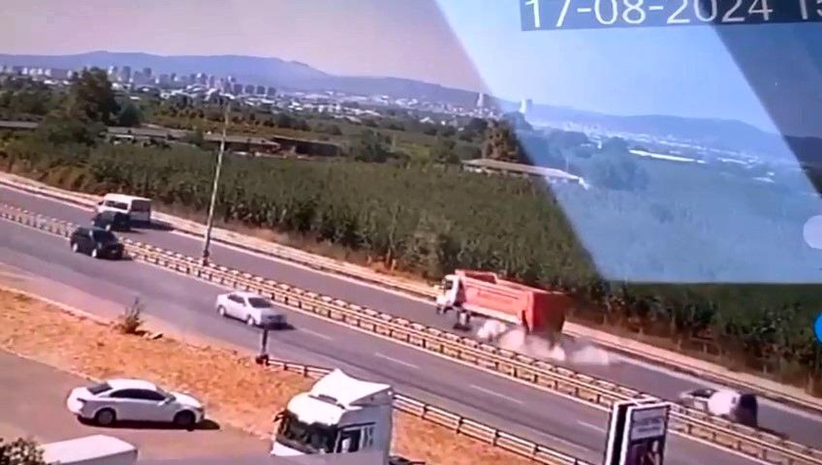 Bursa\'da hafriyat kamyonunun lastiği patladı