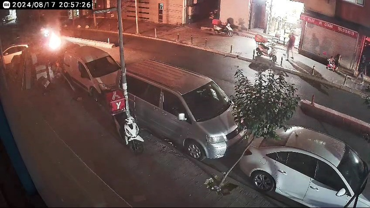 Şişli\'de Çöp Konteyneri Yanında Çıkan Yangında 2 Araç Yanarken Şüpheli Serbest Bırakıldı