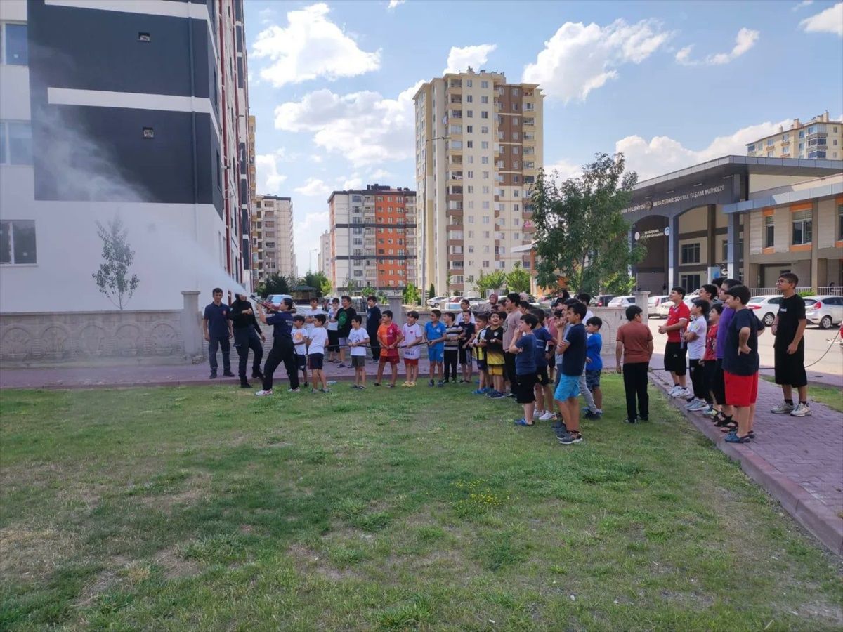 Kayseri Büyükşehir Belediyesi İtfaiye Daire Başkanlığı Gençlere Yangın Eğitimi Veriyor