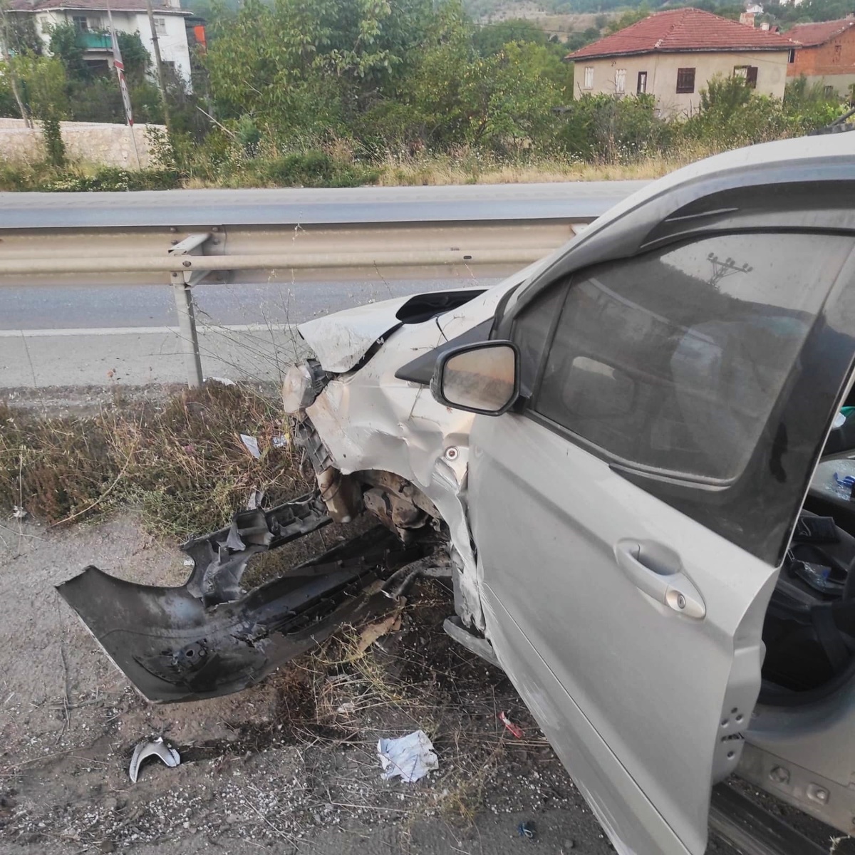 Karabük\'te Refüje Çarpan Otomobilden İnen Çocuk, Başka Bir Araç Tarafından Çarparak Hayatını Kaybetti