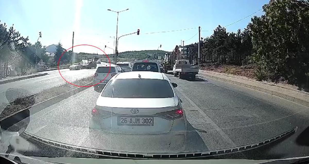 Eskişehir\'de Kırmızı Işıkta Hız Kesmeyen Lüks Otomobil Kazaya Neden Oldu