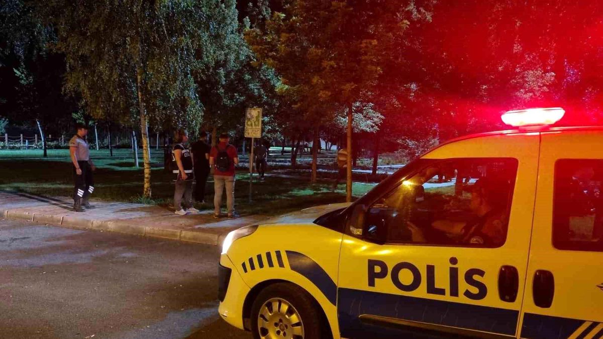 Kırşehir\'de Polis Ekipleri Park ve Bahçelerde Denetim Yaptı
