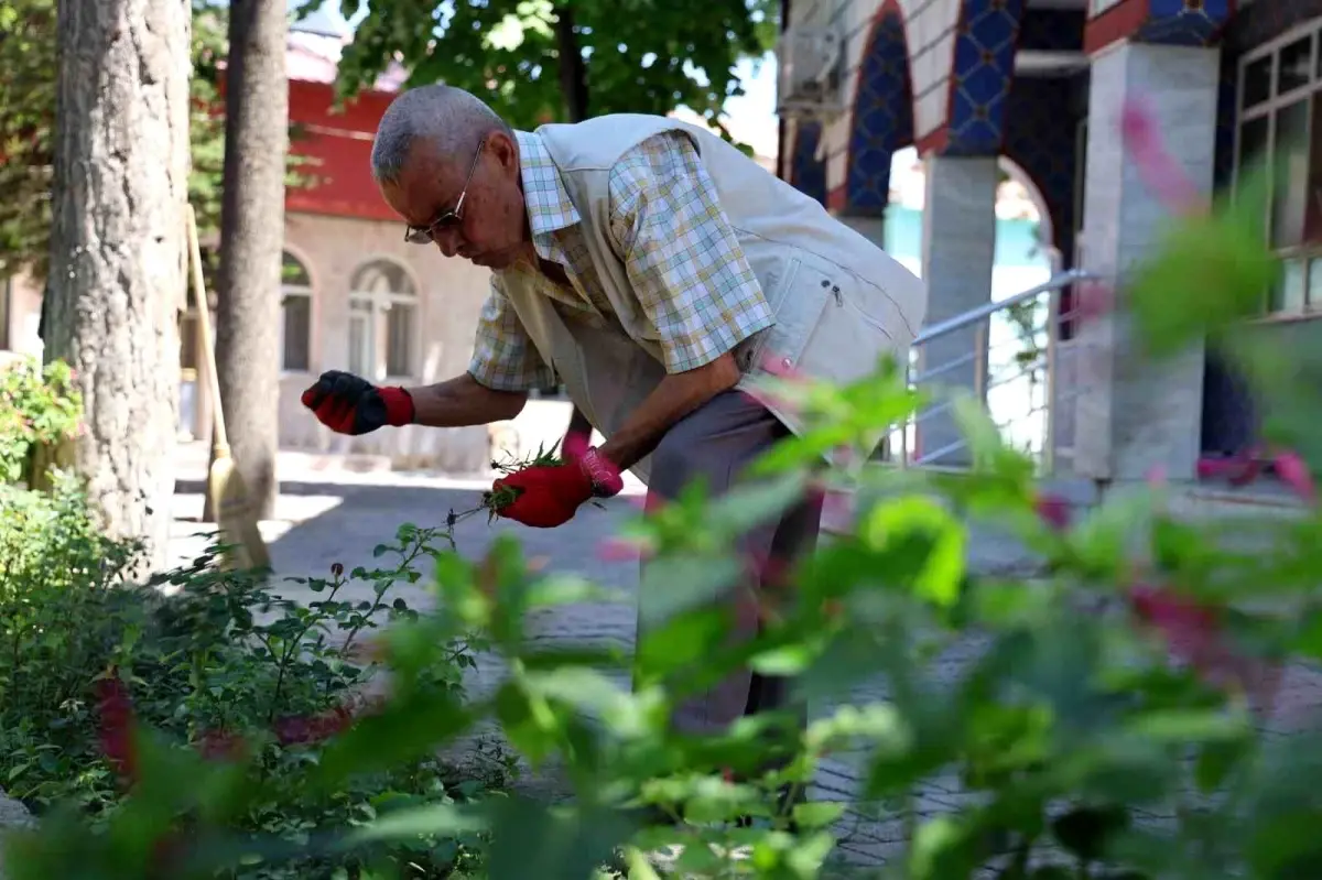 86 Yaşındaki Mehmet Mert, Babasından Miras Kalan Cami Temizliğini Devam Ettiriyor